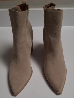 Marc Fisher LTD MLOSHAY Beige/Taupe Suede Pointed Toe Ankle Booties - Size 11